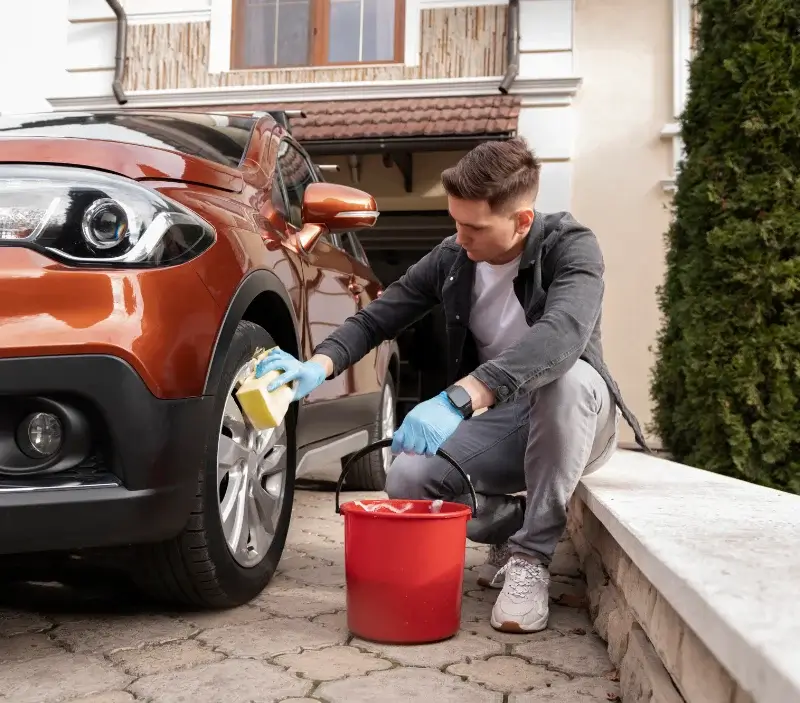 Lavage auto à domicile Barriac-les-Bosquets : professionnel intervenant sur un véhicule